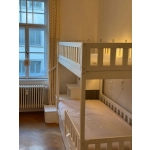 Łóżko piętrowe ze schodami idealne do pokoju chłopca lub dziewczynki